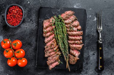 Etek palalı ızgara biftek. Siyah arka plan. Üst görünüm