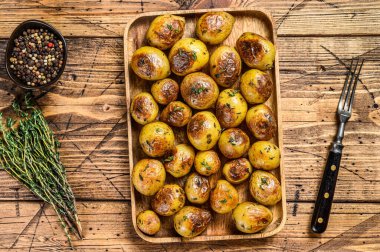 Kekik ve tuzlu kızarmış patates. Ahşap arka plan. Üst görünüm