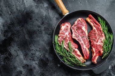 Tavada sığır eti bifteği çeşitleri. Siyah arka plan. Üst Manzara. Boşluğu kopyala