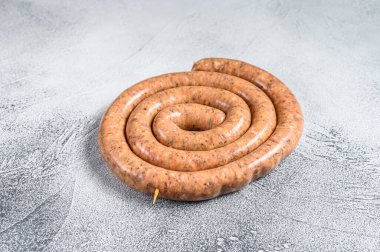 Domuz eti ve kıyma etinden çiğ spiral sosis. Beyaz arka plan. Üst görünüm