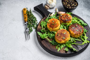 Mercimek, sebze ve roka ile sebzeli börek. Beyaz arka plan. Üst Manzara. Boşluğu kopyala.