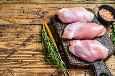 Kemiksiz Çiğ Tavuk filetosu. Ahşap arka plan. Üst Manzara. Boşluğu kopyala.