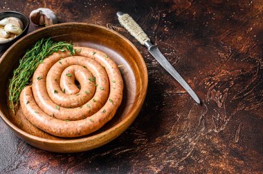 Çiğ spiral bbq tavuk sosisi. Karanlık arka plan. Üst Manzara. Boşluğu kopyala.