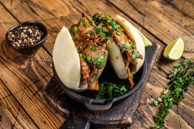 Bao bun, domuz etli buğulanmış sandviç. Ahşap arka plan. Üst görünüm.