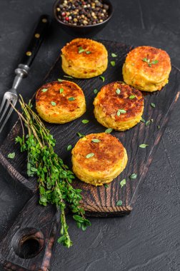 Vejetaryen vejetaryen burgerler, sebzeli ve otlu köfteler. Siyah arka plan. Üst görünüm.