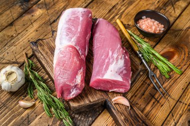 Çiğ domuz filetosu fileto eti. Ahşap arka plan. Üst görünüm.