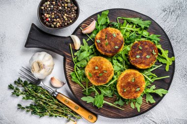 Mercimek, sebze ve roka ile sebzeli börek. Beyaz arka plan. Üst görünüm.