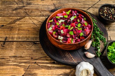 Geleneksel Rus salatası sirkesi haşlanmış sebzeler, salatalık turşusu. Ahşap arka plan. Üst Manzara. Boşluğu kopyala.