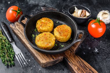 Vejetaryen hamburgerler için fırında sebze köfteleri. Karanlık arka plan. Üst görünüm.