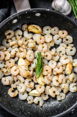 Kızarmış Soyulmuş Karides, Tavada Karides. Siyah arka plan. en üstteki görünüm.