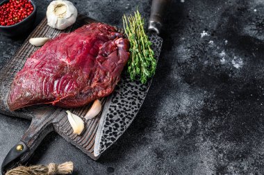 Geyik çiğ geyik eti ve şifalı otlar. Siyah arka plan. Üst Manzara. Boşluğu kopyala.