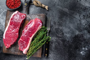 Çiğ mermer sığır eti bifteği. Siyah arka plan. Üst Manzara. Boşluğu kopyala.