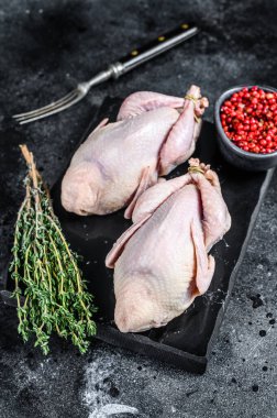 Çiftlik çevresi dostu çiğ bıldırcın pişirmeye hazır. Siyah arka plan. Üst görünüm