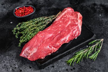 Çiğ et bifteği. Siyah arka plan. Üst görünüm