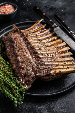 Kuzu pirzolası ızgara ızgara pirzola ve kekik. Siyah arka plan. Üst görünüm