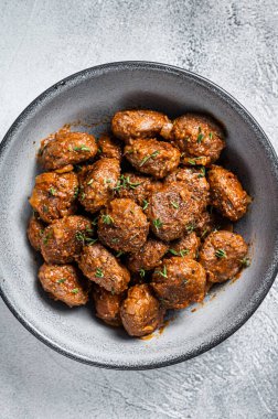 Domates soslu kızarmış köfte kıyma ve domuz etinden. Beyaz arka plan. Üst görünüm