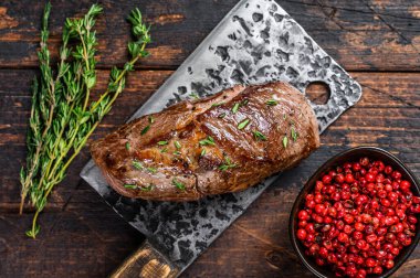 BBW et satırında ızgara kuzu budu biftek. Koyu ahşap arka plan. Üst görünüm