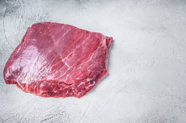 Çiğ kanat ya da etli biftek. Beyaz arka plan. Üst Manzara. Boşluğu kopyala