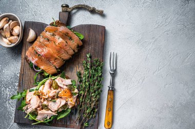 Tahtada sıcak ve soğuk füme somon, roka ve krem peynirli sandviç tostu. Beyaz arka plan. Üst Manzara. Boşluğu kopyala