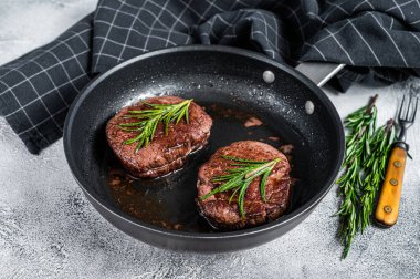 Kavrulmuş fileto Mignon fileto sığır bifteği tavada. Beyaz arka plan. Üst görünüm