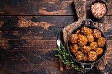 Köfte soslu köfte sığır eti ve kekik soslu domuz eti. Karanlık arka plan. Üst Manzara. Boşluğu kopyala