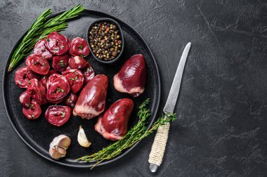 Dilimlenmiş çiğ hindi kalbi pişirmeye hazır. Siyah arka plan. Üst Manzara. Boşluğu kopyala