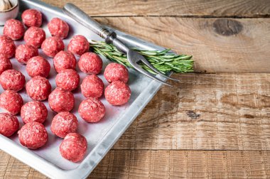 Pişmemiş çiğ biftek ve kekik ve biberiyeli domuz köftesi. Ahşap arka plan. Üst Manzara. Boşluğu kopyala