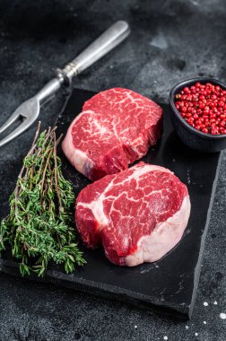 Mignon fileto fileto biftekli kekik. Siyah arka plan. Üst görünüm