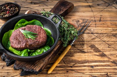 Kızarmış fileto mignon fileto biftekli biftek ve salata. Ahşap arka plan. Üst Manzara. Boşluğu kopyala