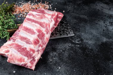 Kasap satırında pişmemiş domuz pirzolası. Siyah arka plan. Üst Manzara. Boşluğu kopyala