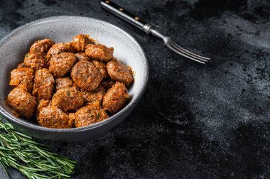 Domates soslu kızarmış köfte kıyma ve biberiyeli domuz eti. Siyah arka plan. Üst Manzara. Boşluğu kopyala