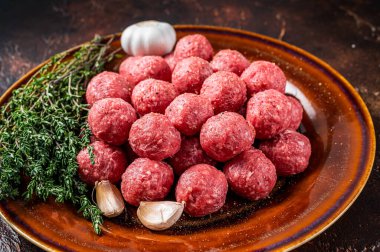 Kuzu kıymalı kuzu etinden çiğ köfte ve kekik keki. Karanlık arka plan. Üst görünüm