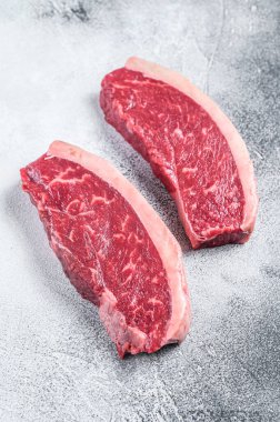 Çiğ sığır budu ya da sığır eti bifteği. Beyaz arka plan. Üst görünüm