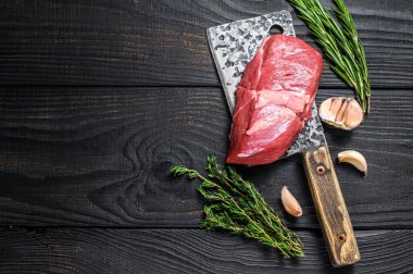 Et satırında taze çiğ et pirzolası. Siyah ahşap arka plan. Üst Manzara. Boşluğu kopyala