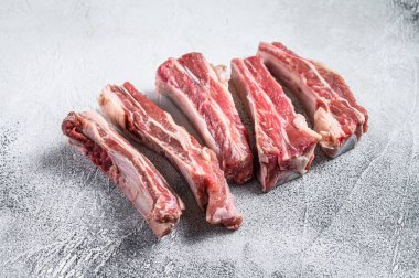 Çiğ dilimlenmiş dana kaburgası. Beyaz arka plan. Üst görünüm