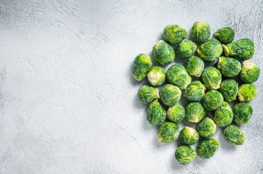Donmuş Brüksel lahanası mutfak masasında yeşil lahana. Beyaz arka plan. Üst Manzara. Boşluğu kopyala