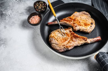 Tavada kızarmış domuz pirzolası bifteği. Beyaz arka plan. Üst Manzara. Boşluğu kopyala