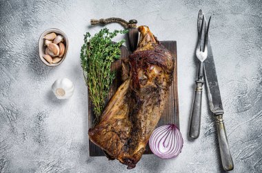 Bıçak ve et çatalıyla ızgara kuzu eti ya da keçi omuzu eti. Beyaz arka plan. Üst görünüm