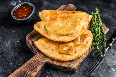 Meksika usulü kızarmış börek ve sığır etli börek. Siyah arka plan. Üst görünüm