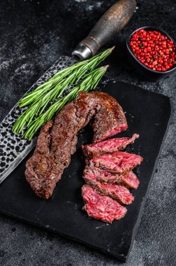 Misket tahtasında ızgara Onglet Asma Bifteği. Siyah arka plan. Üst görünüm