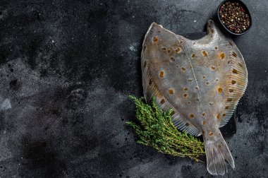 Çiğ balık kekik ile mermer tahtada yassı balık. Siyah arka plan. Üst Manzara. Boşluğu kopyala