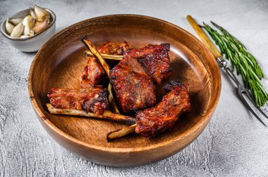 Barbekü ızgara kuzu eti, kısa yedek kaburga. Beyaz arka plan. Üst görünüm