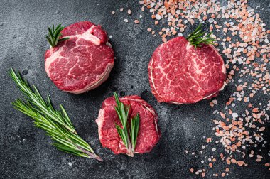 Et fileto mignon fileto kasap masasında çiğ biftek. Siyah arka plan. Üst görünüm
