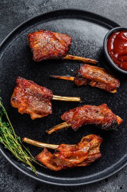 Barbekü ızgara dana pirzola. Siyah arka plan. Üst görünüm