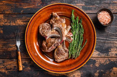 BBQ ızgara kuzu eti, et ve biftek. Koyu ahşap arka plan. Üst görünüm