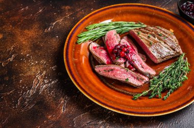 Kızarmış kanat ya da et bifteği tabakta. Karanlık arka plan. Üst Manzara. Boşluğu kopyala