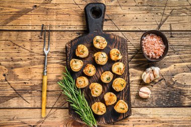 Tahtaya tereyağı sosu sürülmüş barbekü sosu. Ahşap arka plan. Üst görünüm