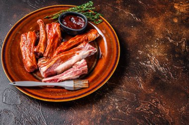 BBC sosunda marine edilmiş doğranmış dana fileto kaburgası. Karanlık arka plan. Üst Manzara. Boşluğu kopyala