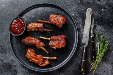 Barbekü ızgara dana pirzola. Siyah arka plan. Üst görünüm