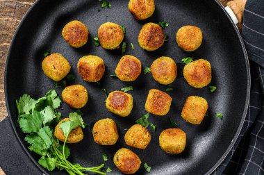 Tavada baharatlı nohut köftesi kızartılmış vejetaryen köftesi. Ahşap arka plan. Üst görünüm